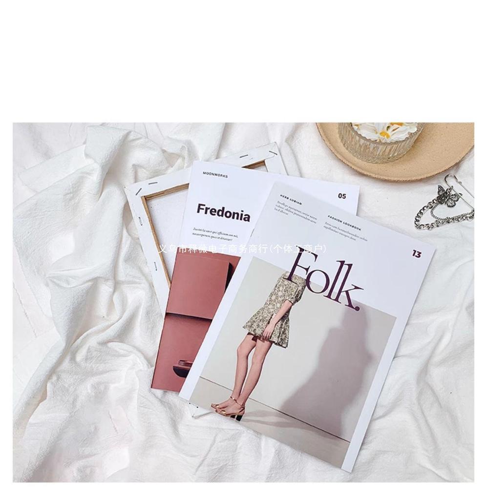 İngiliz Tarzı Defter: Moda Dergisi Kapak ve Sahne Düzeni Aksesuarı