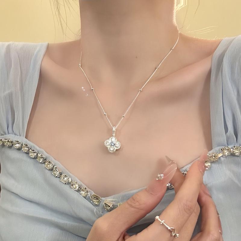 "Gentle Dance" Zircon Clover Flower Pendant Necklace - Elegant, High-End Clavicle Chain for Women