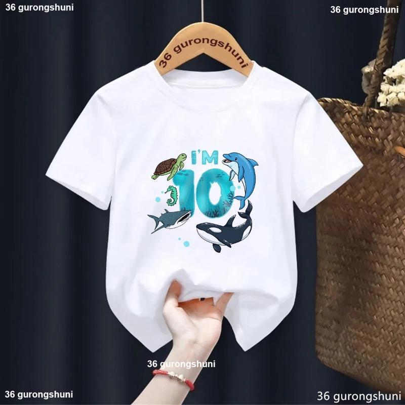 

Новая футболка с акулой и дельфином из океана, с цифрами от 2 до 10, на день рождения для мальчика/девочки, летняя белая детская футболка с коротким рукавом, подарок на день рождения 2025 110