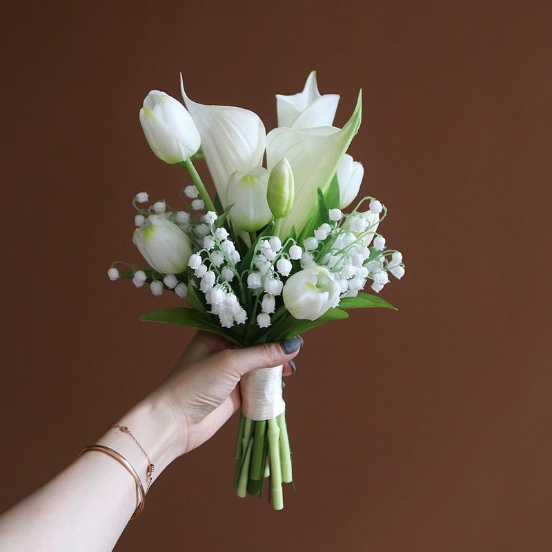 Elegant Handheld Simulation Bouquet: Calla Lilies and Tulips for Weddings, Photography, and Home Decor.