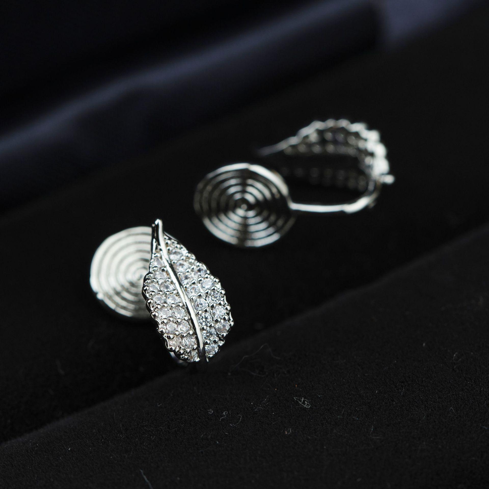 

Нежные серьги со стразами в виде листьев, женские новые серьги на клипсе без пирсинга