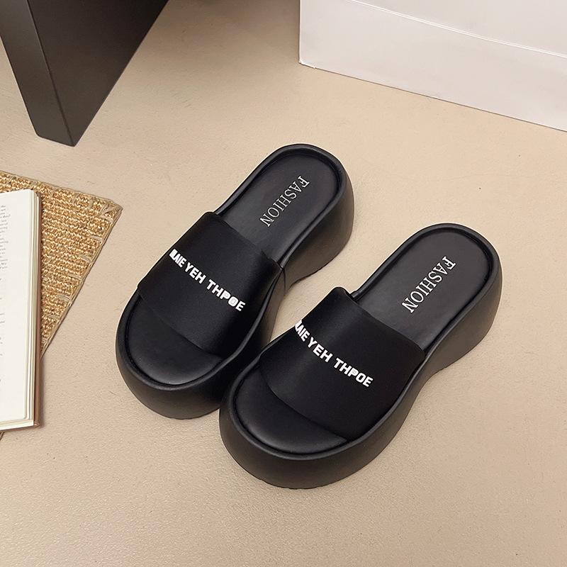 Pantoufles à lettres pour femmes été extérieur 2025 printemps et été nouvelles pantoufles décontractées à un mot plage pantoufles fraîches femmes à semelle épaisse