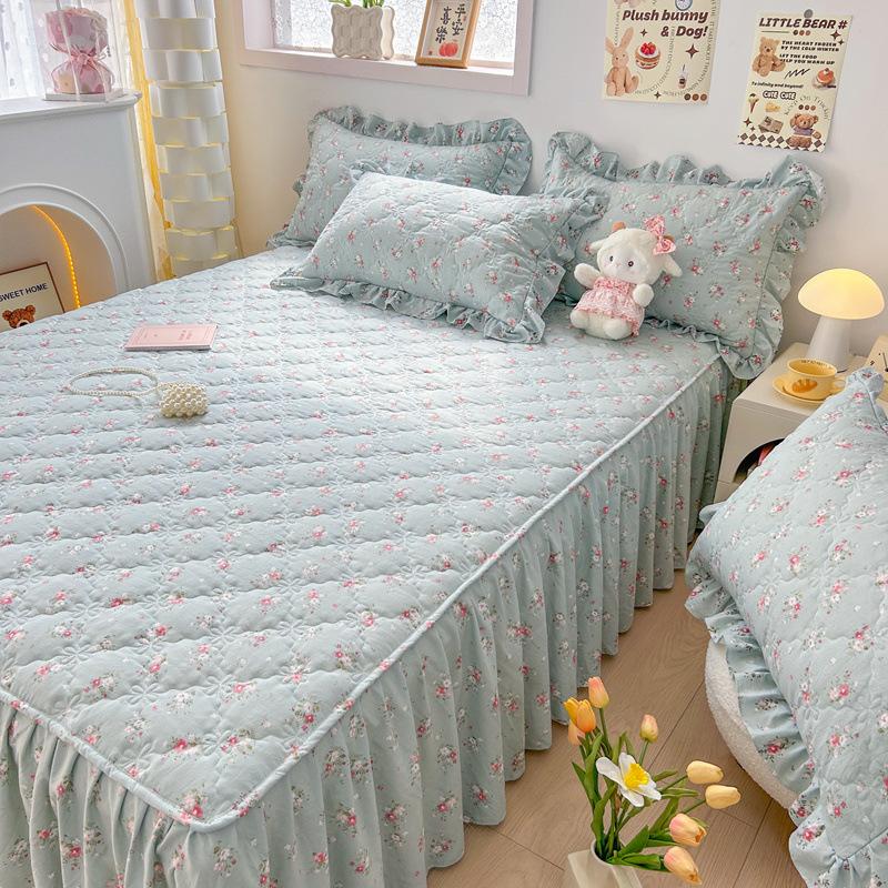 3-teiliges Bettrock-Set mit einfarbiger Spitzenverzierung Enthält (1 Bettrock + 2 Kissenbezüge) Ohne Kern. Die Matratzenhülle Schutzhülle