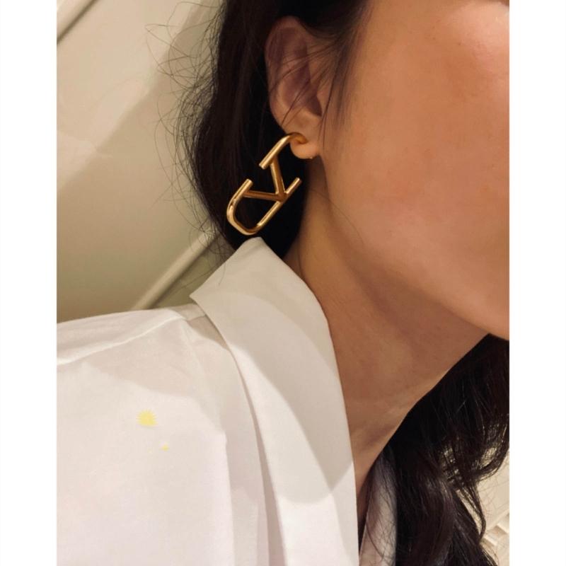 Minimalist Geometric Gold Lightweight Letters Earrings Highlight V Shaped Earrings for Women Aesthetic Ear Jewelry