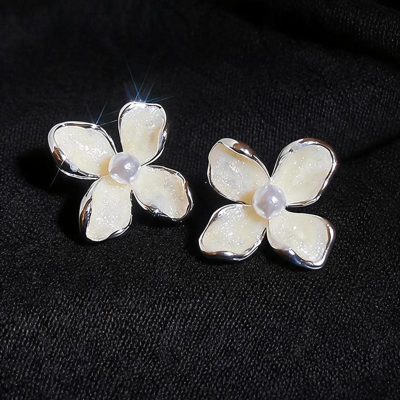 Elegant Floral Pearl Stud Earrings with Silver Needle - French Chic Fashion Jewelry with Niche Design for Women's Sophisticated Style.