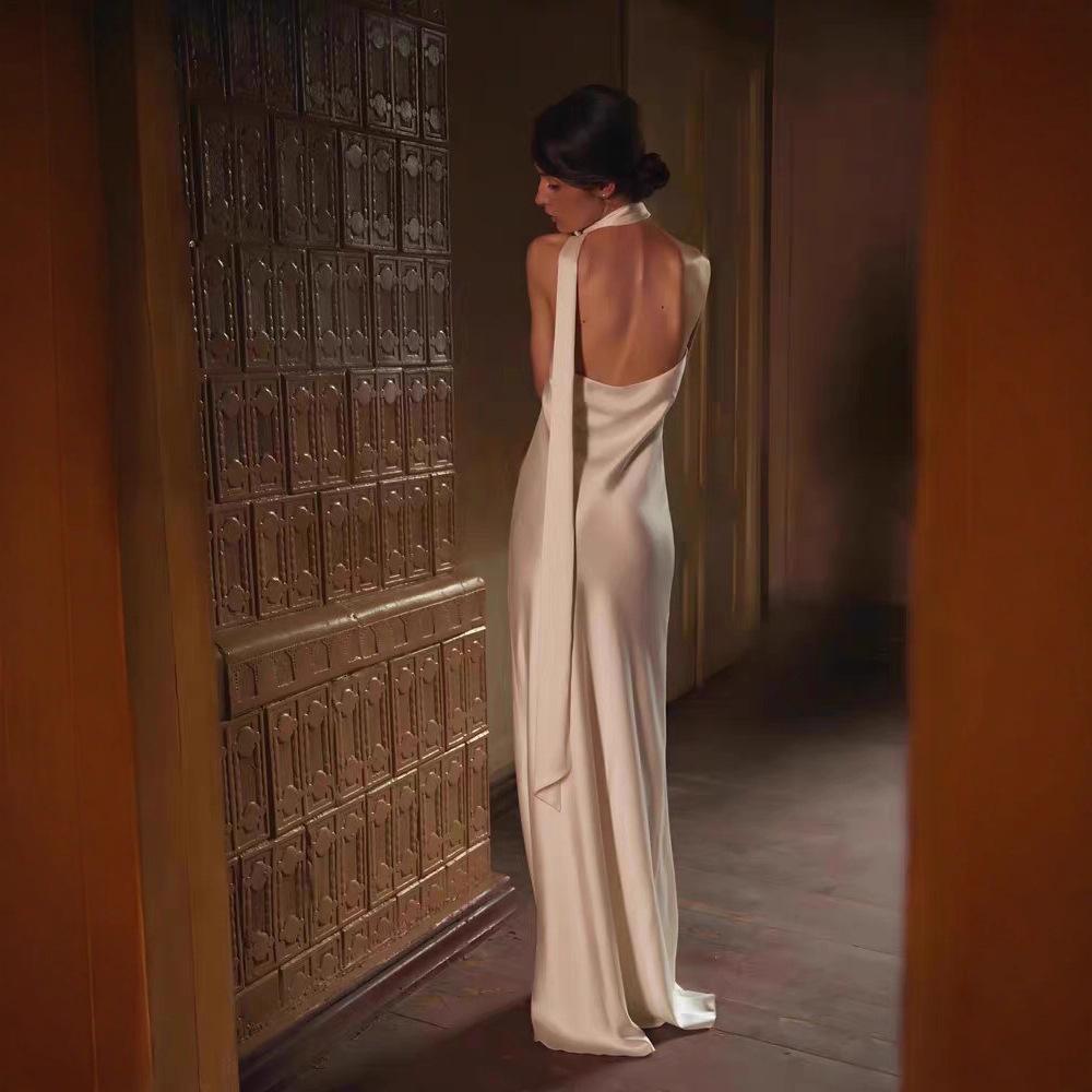 Elegantní večerní šaty s halterneckem a vysokým pasem pro jaro/léto