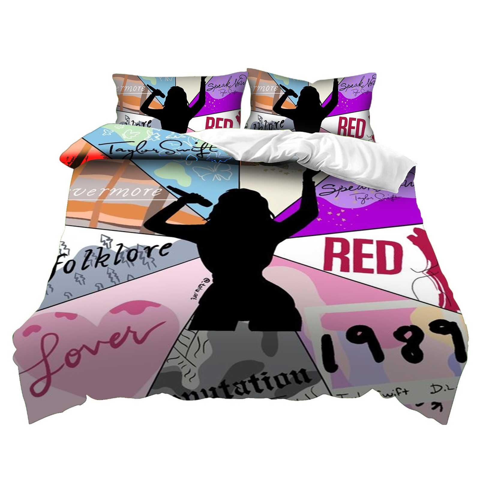 

Удобный комплект из супермягкой матовой микрофибры с периферийным принтом, оснащенный застежкой-молнией и двумя наволочками One Size