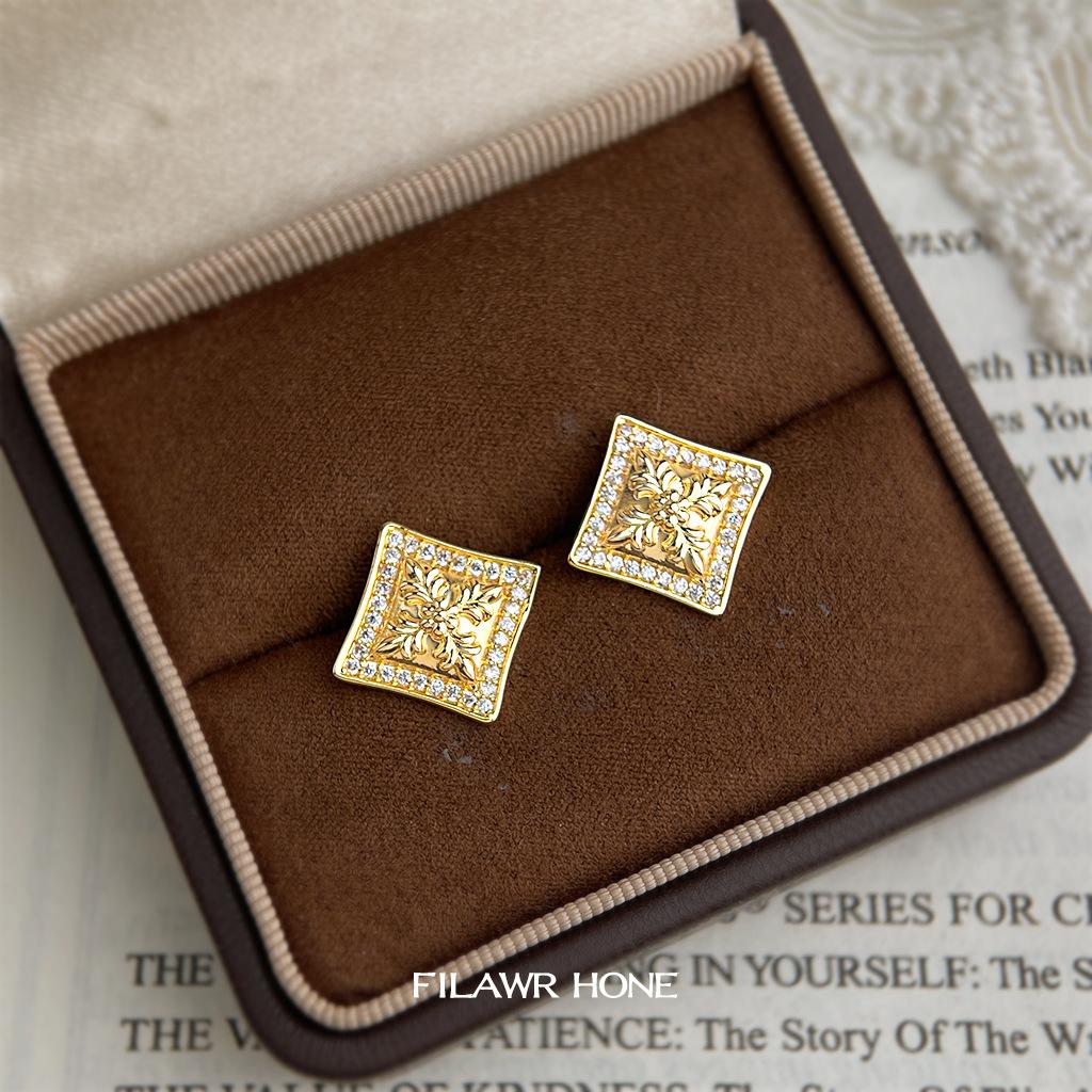 Micro-inlaid zircon square geometric s-pin earrings.