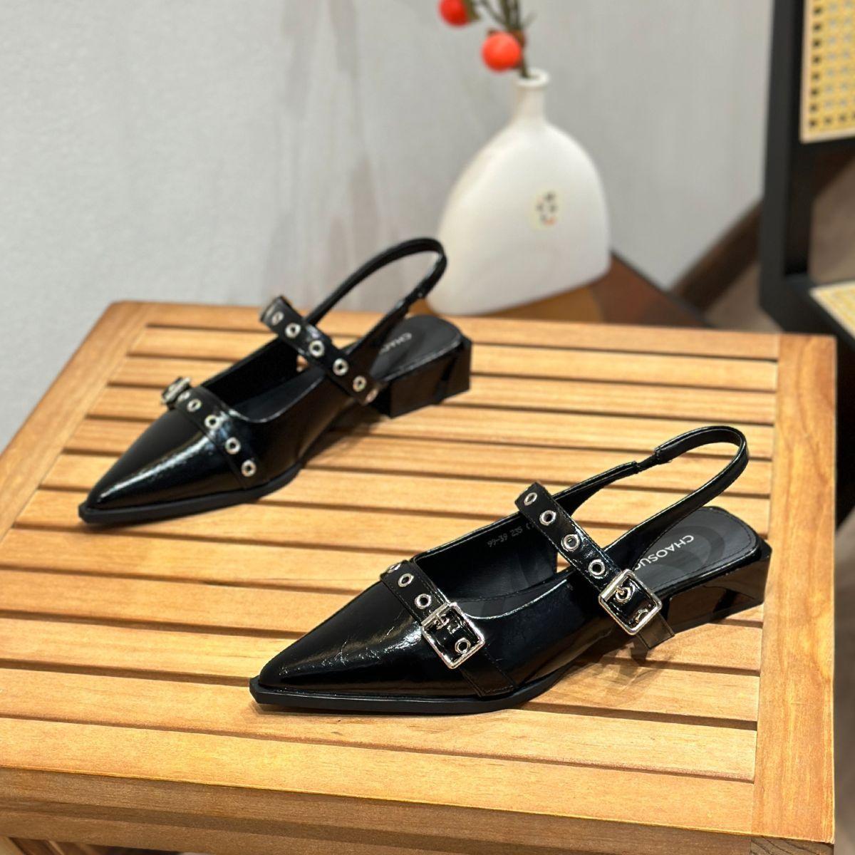 

Интернет-знаменитость, фея, низкий каблук, одинарная обувь женская 2025 лето новая популярная остроносая плоская универсальная нежная сумка на голову сандалии 39 чёрный