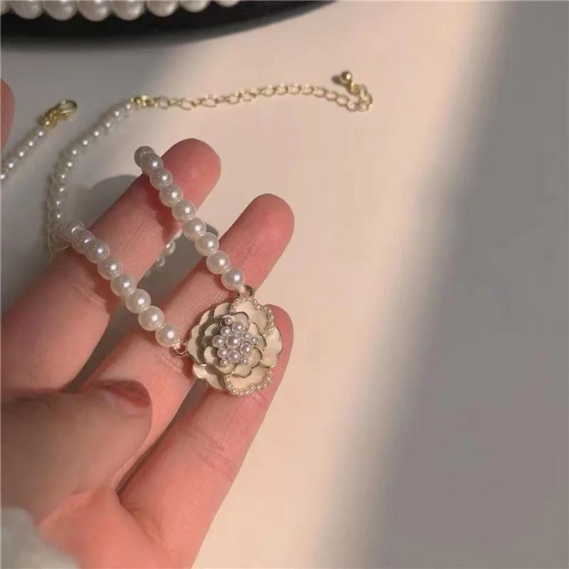 Charmante Perlen weiße Kamelie Anhänger Halskette Damenmode Schlüsselbein Kette Schmuck Zubehör Geschenk