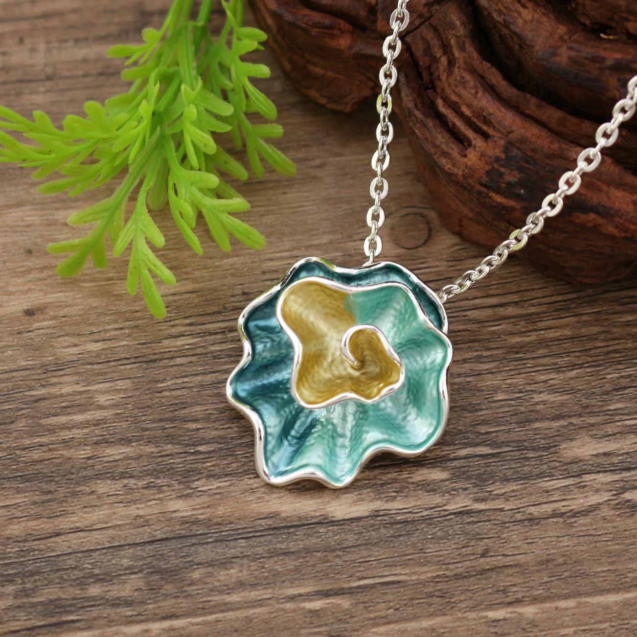 

Enamel double-layer flower pendant, fashionable and high-end women s versatile rose alloy necklace