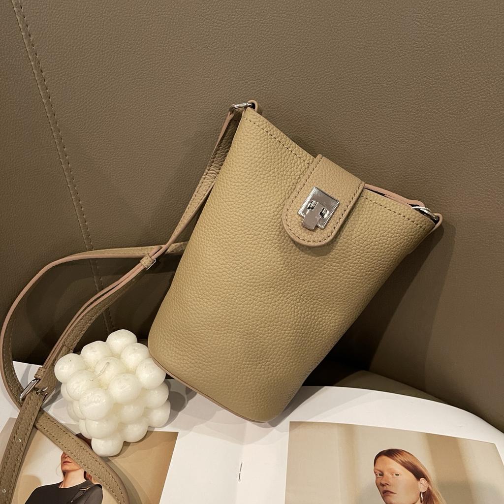 New cowhide versatile mobile phone bag 2025 early spring fashion trend simple mini mini shoulder messenger bag