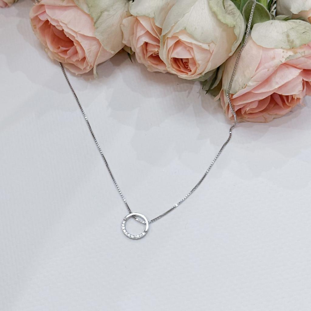 Серебряное колье с фианитами, вес изделия 2,61 гр (2167921)