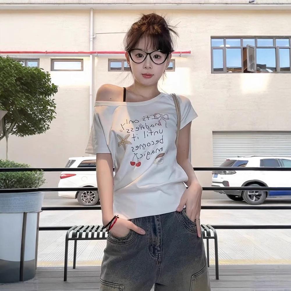 Women's Slim-Fit Spicy Girl One-Shoulder Letter Print Top, Short Sleeve, Fake Two-Piece, Perfect for Summer Commutes.