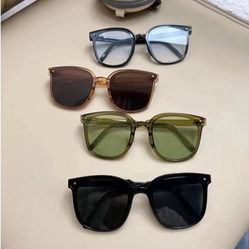 4pcs New Folding Sunglasses Fashion Glasses Portable Men and Women Same Sunglasses Travel Sunshade Glasses UV Protection