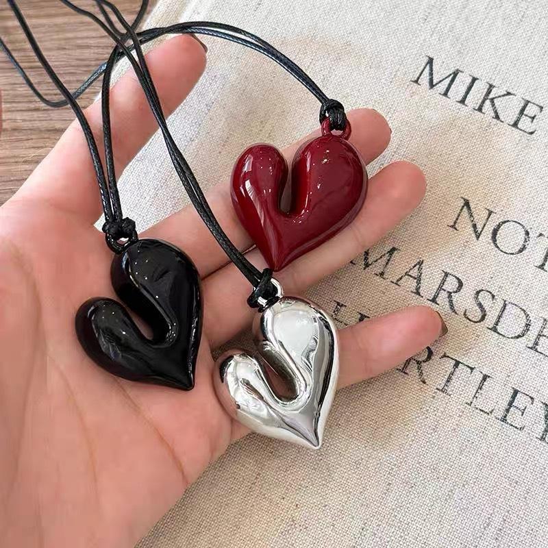 New Goth Irregular Heart Pendant Choker Necklace for Women Elegant Adjustable Black Leather Rope Necklace Jewelry Gifts