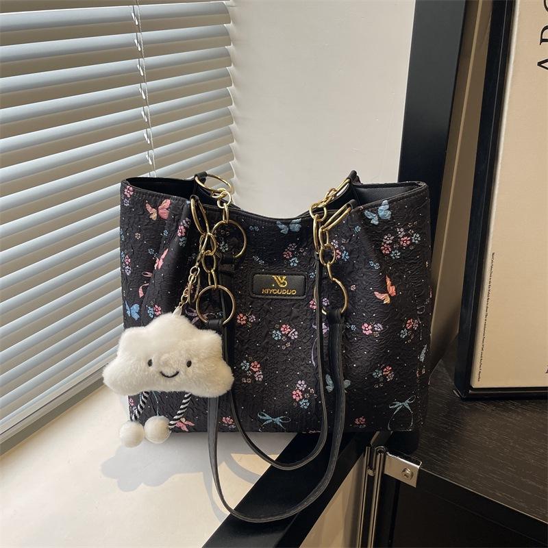 

Single Shoulder Bag, Sweet and Artistic Handbag, Casual and Stylish Tote Bag With pendant чёрный