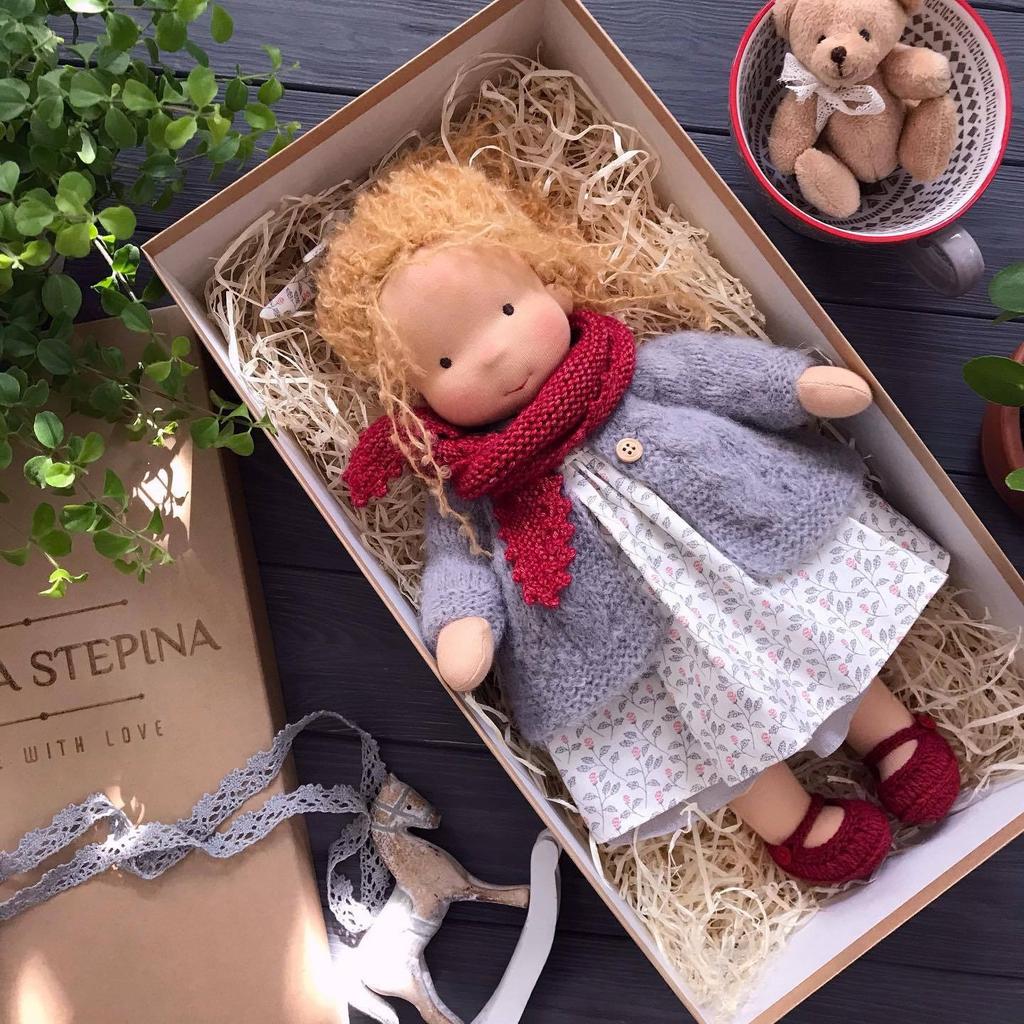 Păpușă Waldorf de 12 inchi, realizată manual, în rochie florală, cu pulover tricotat și eșarfă, cutie cadou pentru fete