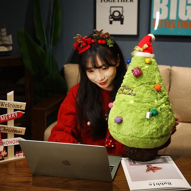 Verschiedene Größen Hübsch Aufgemacht Cartoon Weihnachtsbaum Plüschtiere Weicher Weihnachtsbaum mit Weihnachtsmannmütze Hübsche Weihnachtsfeierdeko