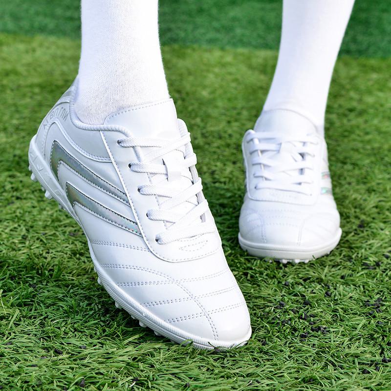 Kinder Fußballschuhe: Koreanische Spikeschuhe für Mädchen und Jungen, rosa Spikedesign für Training und Spiele.