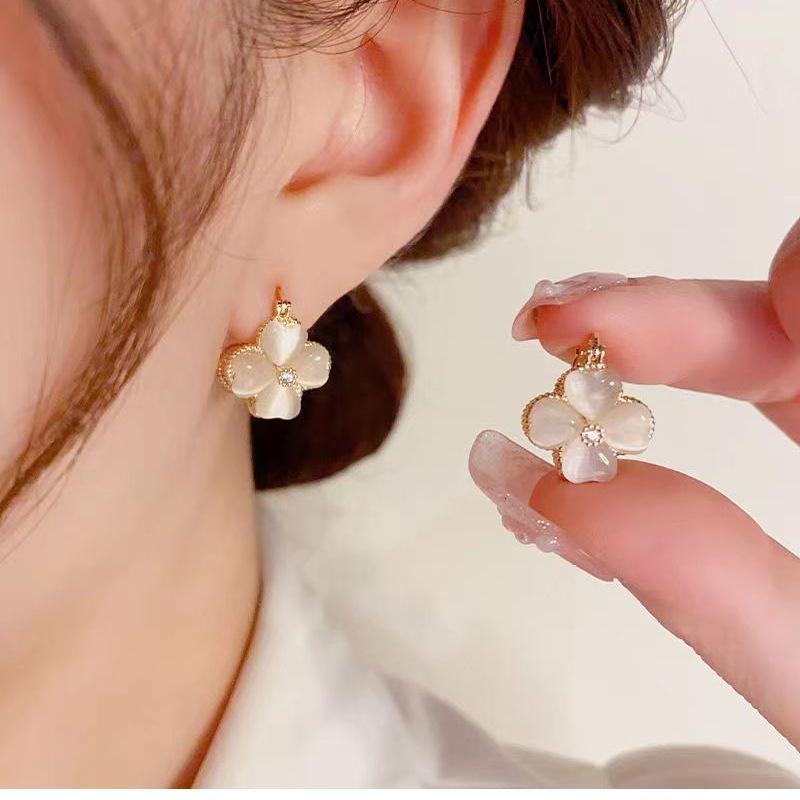 

Niche design lucky four-leaf flower stud earrings, new double-sided opal earrings, feminine temperament sweet earrings. 925 silver needle