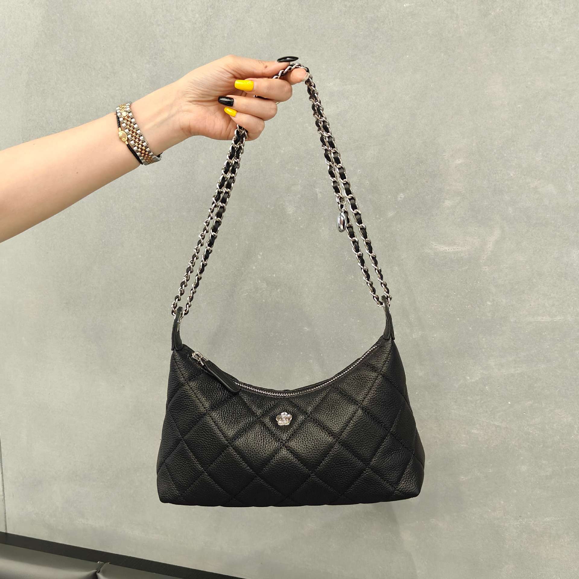 

Женская сумка, новая наплечная сумка, кожаная маленькая ароматная элегантная сумка-цепочка, легкая роскошная сумка через плечо/подмышку 25x9x16cm чёрный