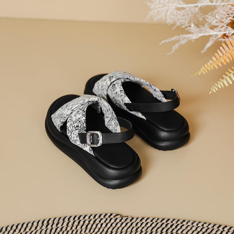 Sandalen im nationalen Stil Damen Plateau neue chinesische Art Sommer neu Retro runde Zehenpartie flache Sohle ethnischer Stil Outdoor-Bekleidung Strandschuhe