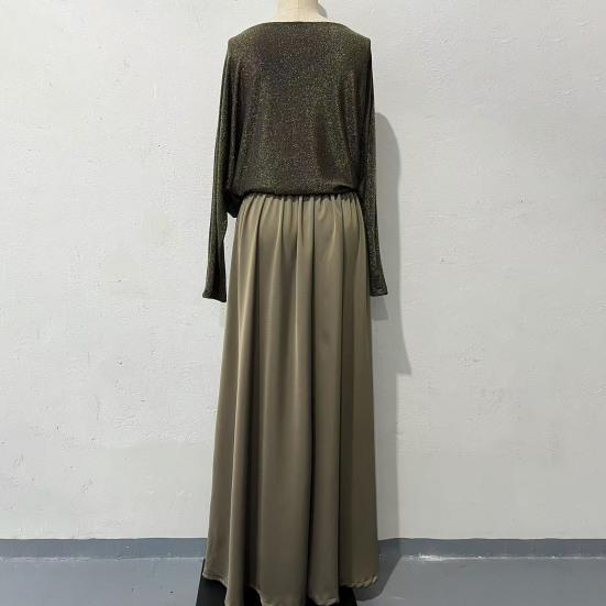 Dámská dvoudílná sukně s lesklým topem s kulatým výstřihem a dlouhým rukávem a áčkovou maxi sukní s vysokým pasem, ležérní třpytivý outfit