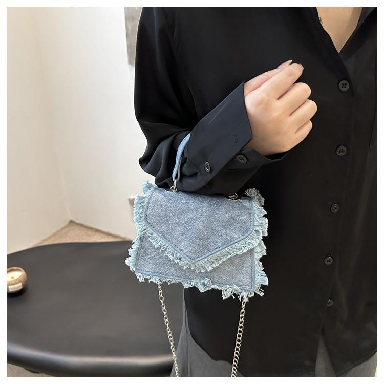 Women's Denim Tassel Shoulder Bag, Vintage Chain Crossbody Purse, Small Flap Closure Handbag with Metal Decor, Blue