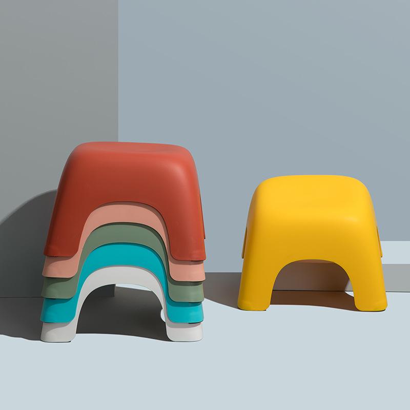 Rutschfester, robuster 4-beiniger Kunststoffhocker für Kinder für Badezimmer und zum Schuwechseln