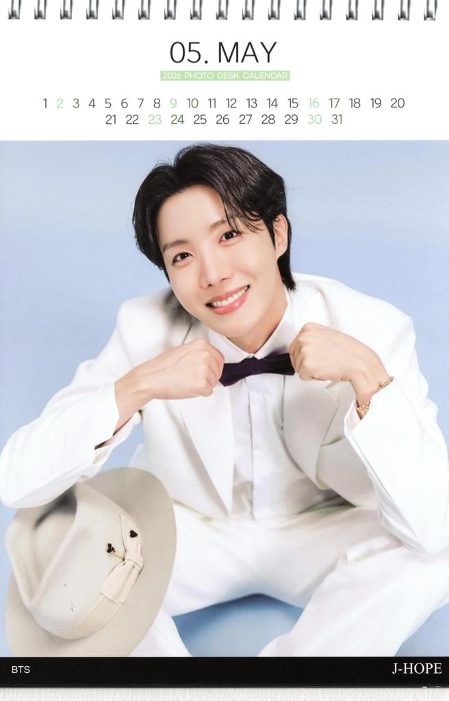 J-HOPE Foto Stolní kalendář 2026–2027 (24.5 × 15.0 cm, 26 stran) + Sada 12 samolepek