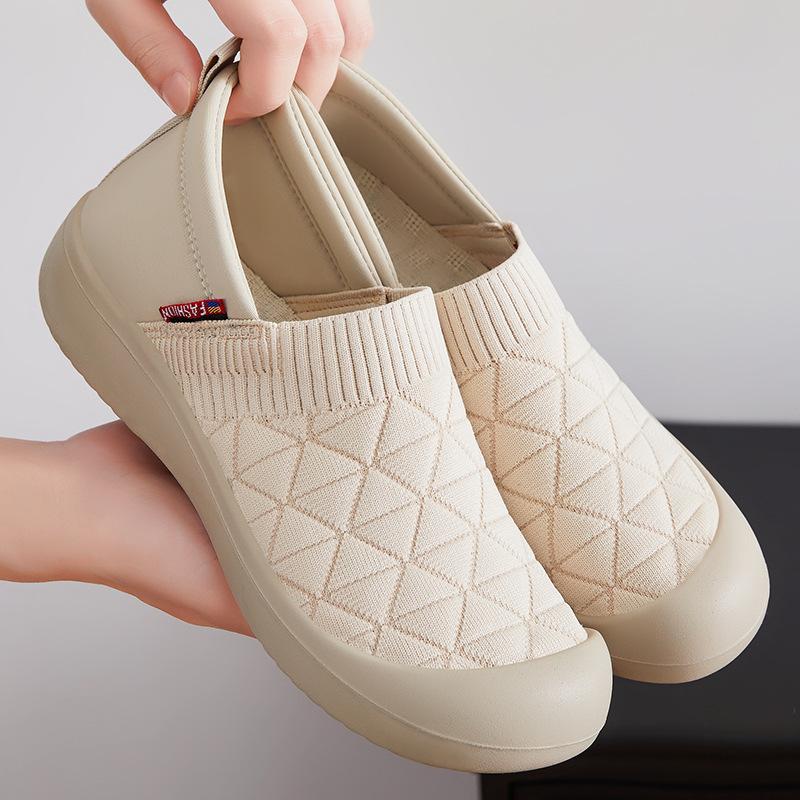 New spring style lightweight flat shoes for women, soft sole comfortable and versatile cloth shoes for women