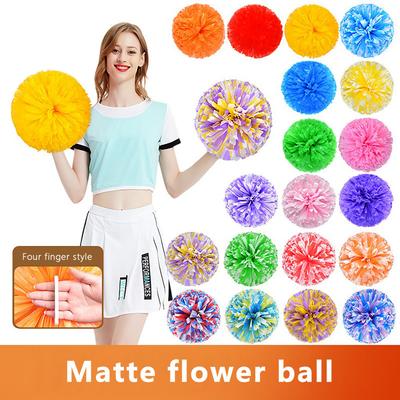 Vier Finger Matte Cheerleading Poms Cheerleader hält Blumen