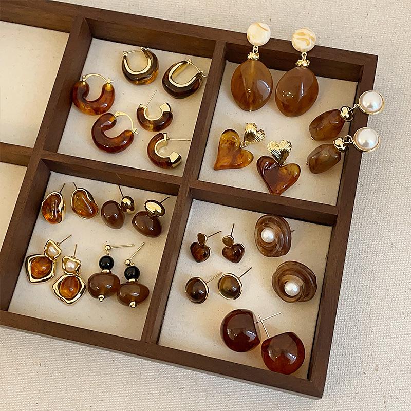 Exquisite Maelard Brown Resin Stud Earrings for Women: High-End, Fashionable, and Versatile Autumn/Winter Ear Accessories