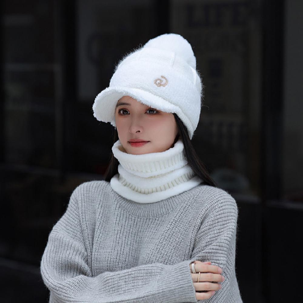 

Женская зимняя полиэстеровая меховая шапка с помпоном белый