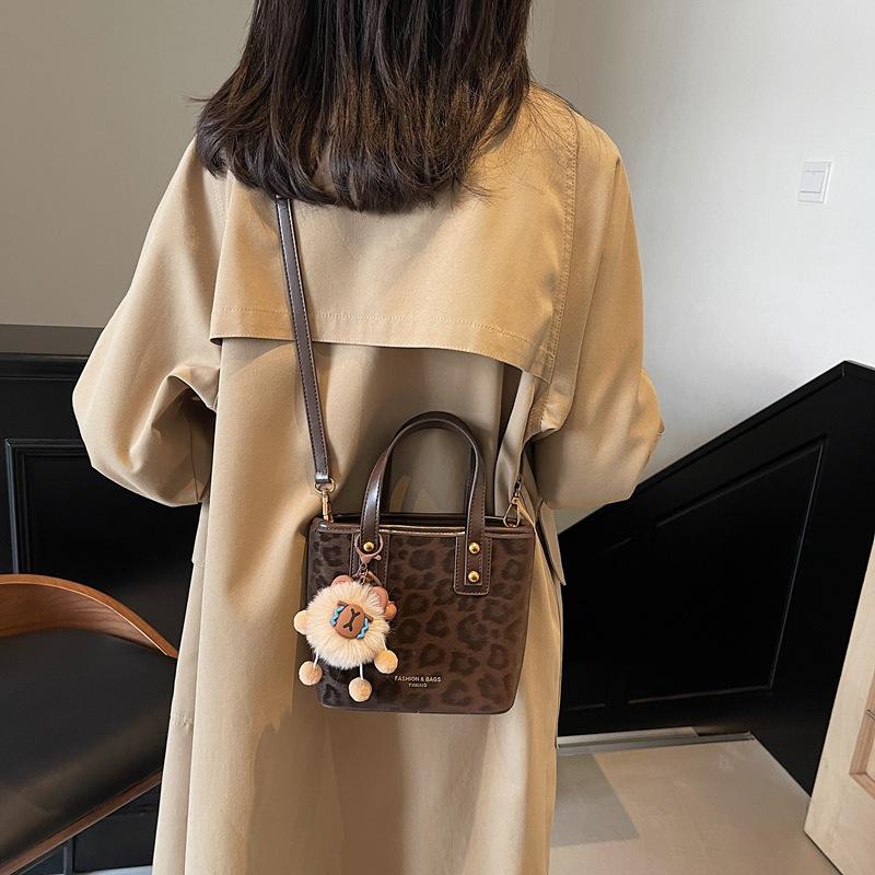 Premium Commuter Handbag Female 2025 New Autumn and Winter Retro Messenger Bag Versatile Leopard Print Bucket Bag