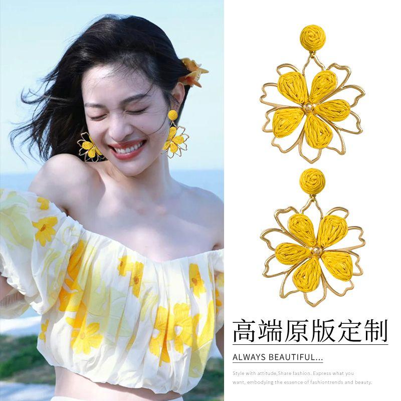 

Чжун Чуси Тот же стиль Плетеные из соломы ПОДСОЛНУХ Женские серьги Пляжный праздничный стиль Желтые серьги-пусеты с цветком Огромное производство Pair of Yellow Flower Earrings