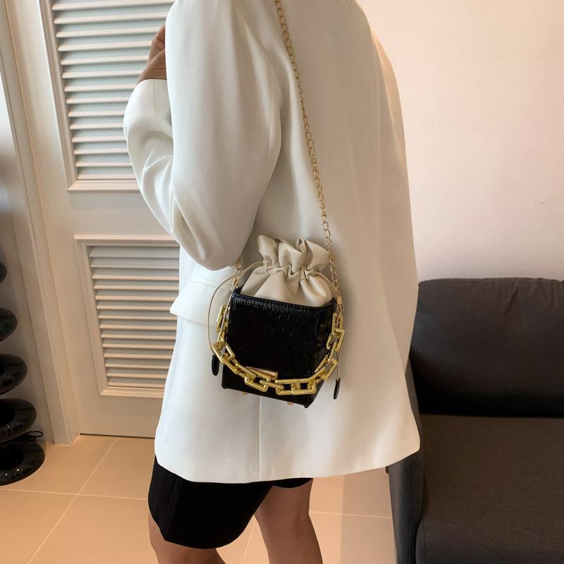 Trendy And Fashionable Pu Bucket Bag For Women With Soft Texture And Chain Strap