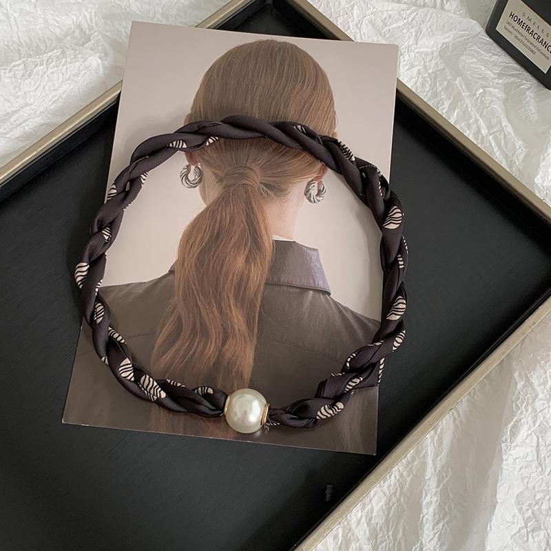 Pearl necklace twist silk scarf high-end neck protection scarf with shirt magnetic silk scarf simple scarf collarbone chain