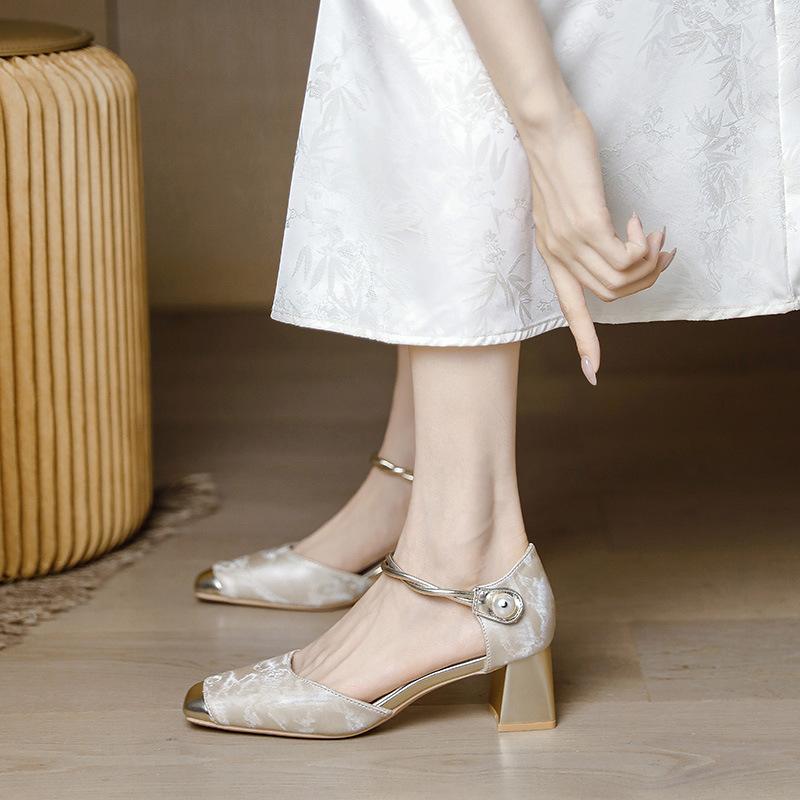 

Retro square head high heels women s hollow 2025 summer new Chinese style cheongsam single shoes thick heel bag head sandals women 35 абрикосовый