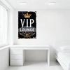 Placca Metallica Vintage VIP Lounge con Design Corona Ali Scudo - Decorazione Murale Rustica per Club Bar di Lusso Casa Man Cave Ristor