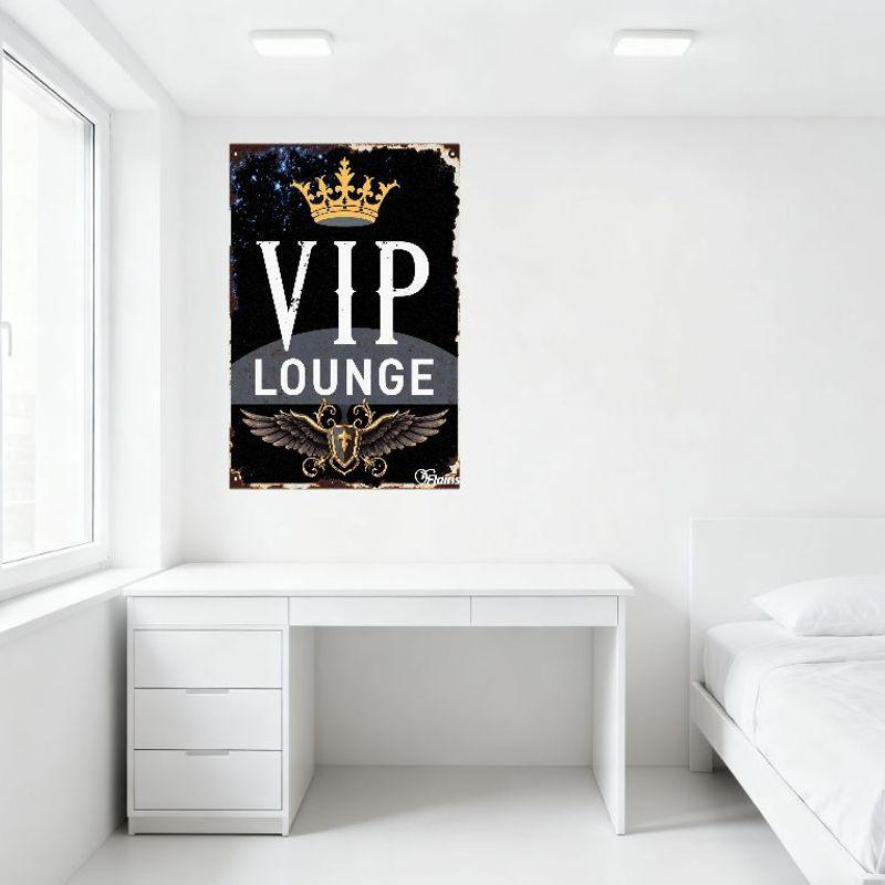 Placca Metallica Vintage VIP Lounge con Design Corona Ali Scudo - Decorazione Murale Rustica per Club Bar di Lusso Casa Man Cave Ristor