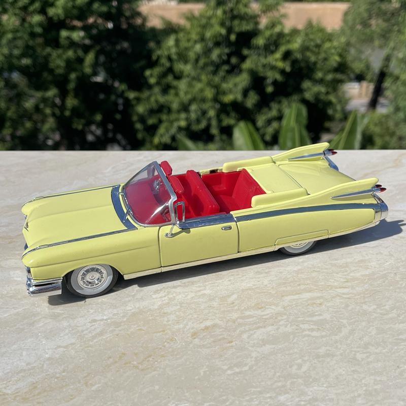 1:32 Classical Old Car Alloy Luxy Car Model Diecast Metal Retro Car Vehicles Model High Simulation Collection Childrens Toy Gift