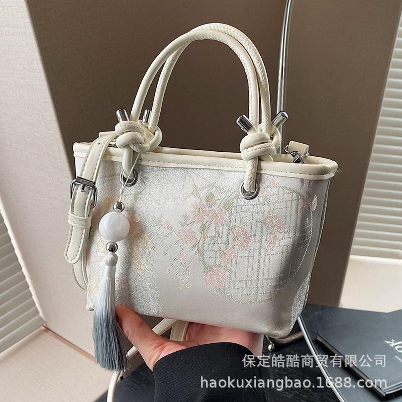 Hand Carrying New Chinese Embroidery Bag Women's 2025 Spring and Summer New National Style Embroidery Fashion Bucket Bag Versatile Messenger Bag
