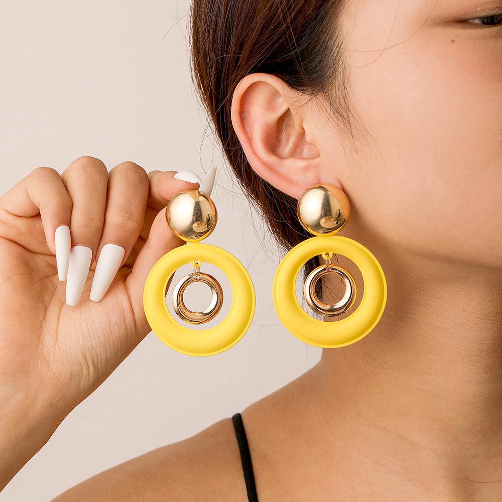 

Модные серьги для женщин жёлтый