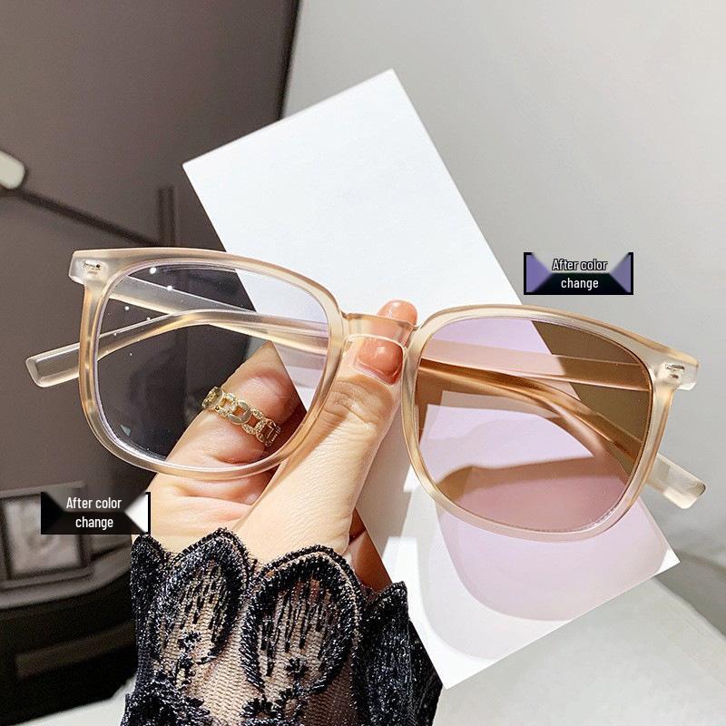 Trendy Retro Myopia Photochromic Sunglasses for Men & Women - Black Frame/Brown Lens