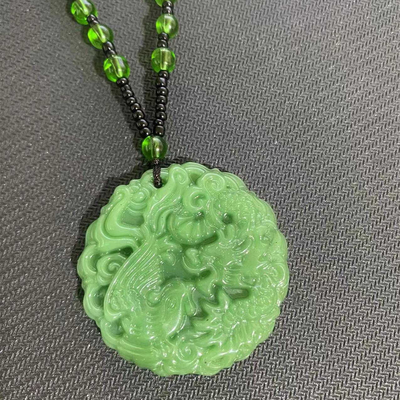 

Подвеска из искусственного яшмового стекла с изображением дракона и феникса