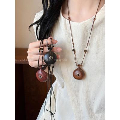 Nuova collana con ciondolo a fiaschetta incrociata in legno di sandalo da donna 2025 con cordino perline