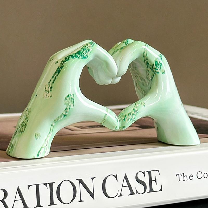Creative Graffiti Resin Hand Heart Gesture Statue Home Decoration Nordic Heart Shaped Statue For Girlfriend Valentine Day Gift