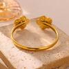 2026 Elegantes Armreif-Armband für Damen Doppelblumen Mode-Armreifen Goldfarbe Edelstahl Schmuck Sommer Wasserdicht Ihr Geschenk